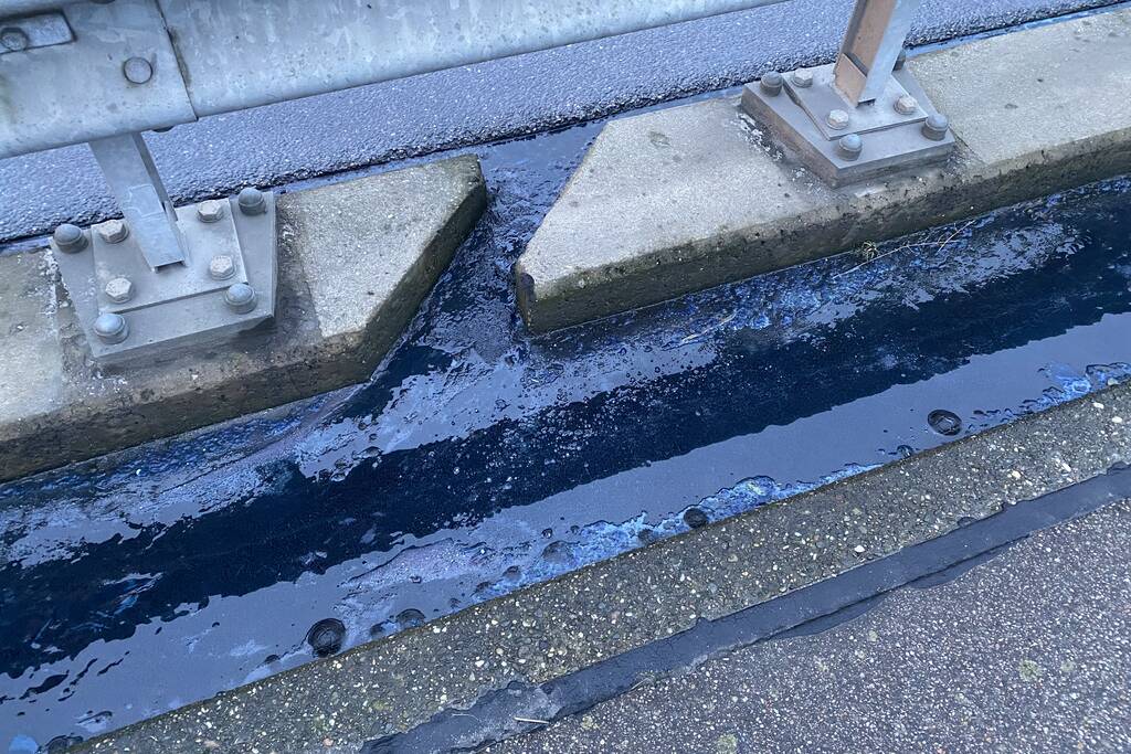 Aanhanger met vloeistof belandt op zijn kop