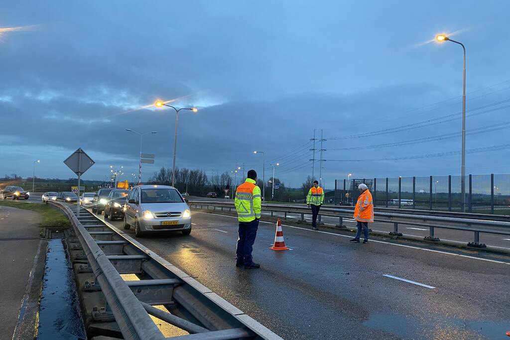 Aanhanger met vloeistof belandt op zijn kop