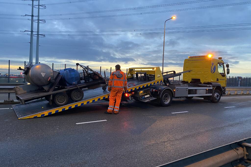Aanhanger met vloeistof belandt op zijn kop