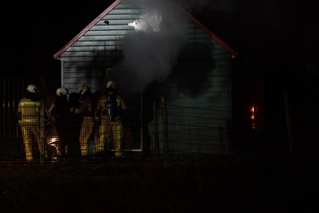 Schuur van schaatsvereniging gaat in vlammen op