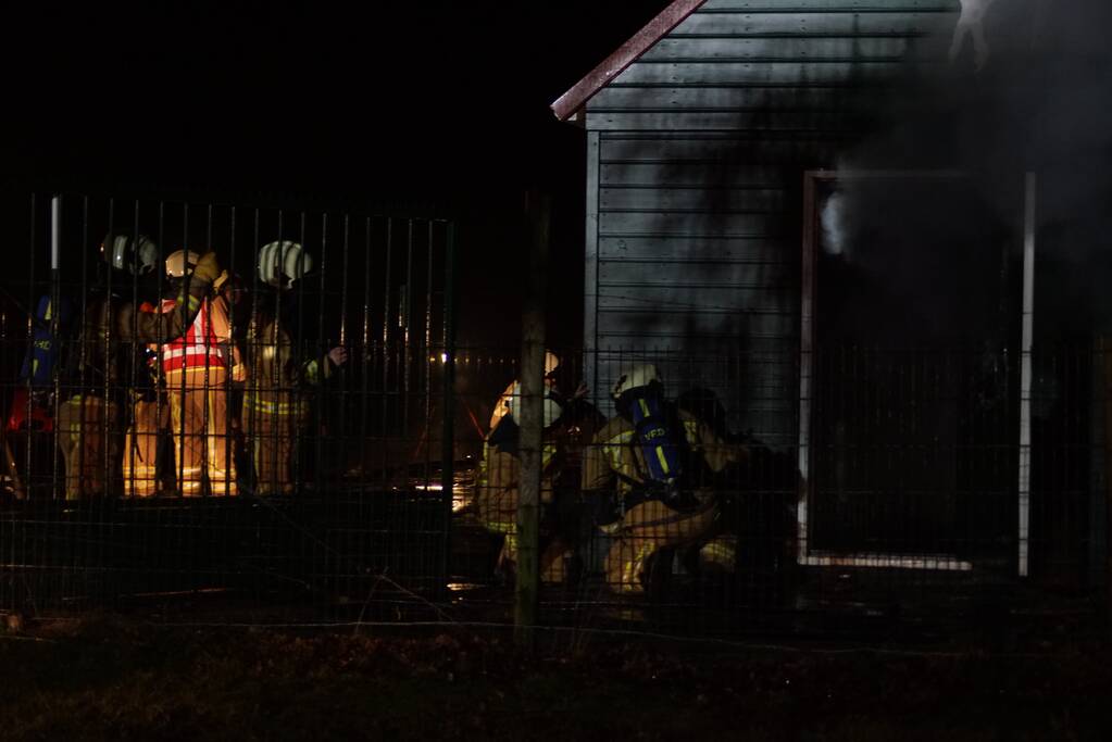 Schuur van schaatsvereniging gaat in vlammen op