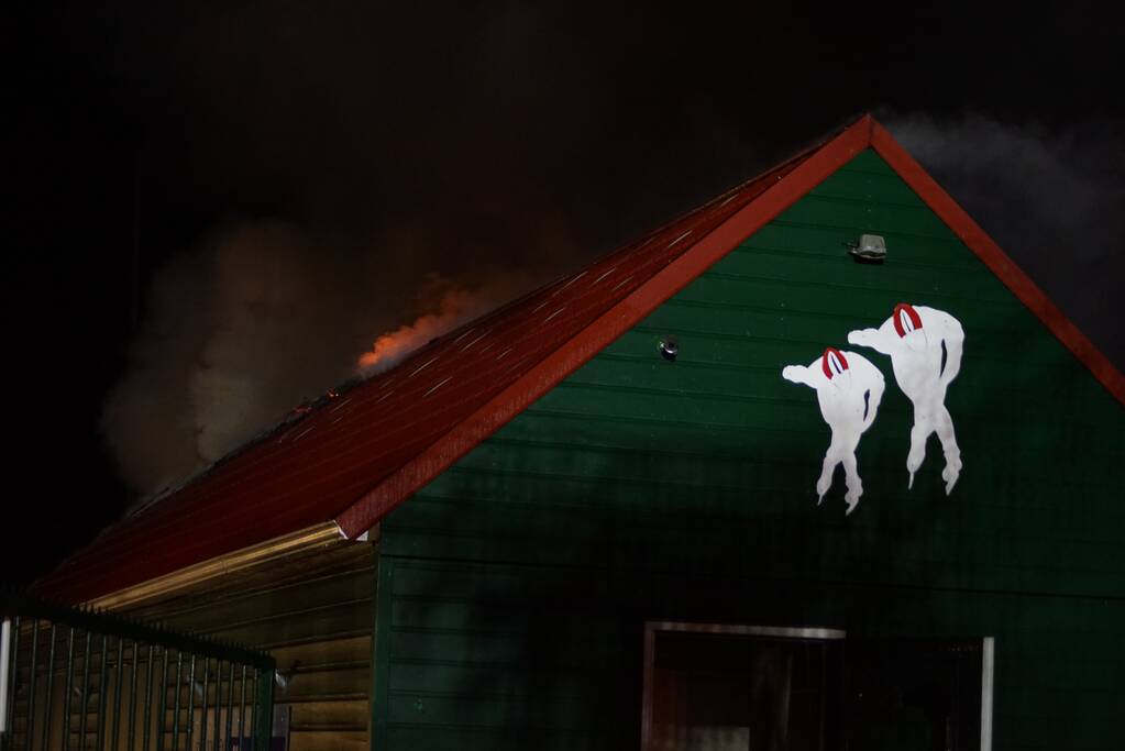 Schuur van schaatsvereniging gaat in vlammen op