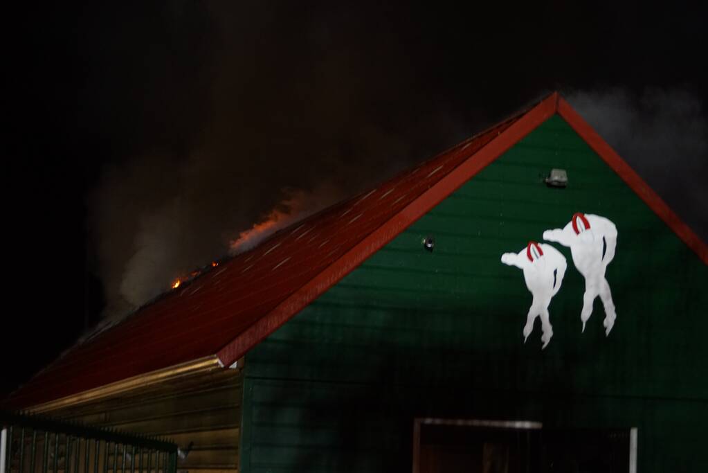 Schuur van schaatsvereniging gaat in vlammen op