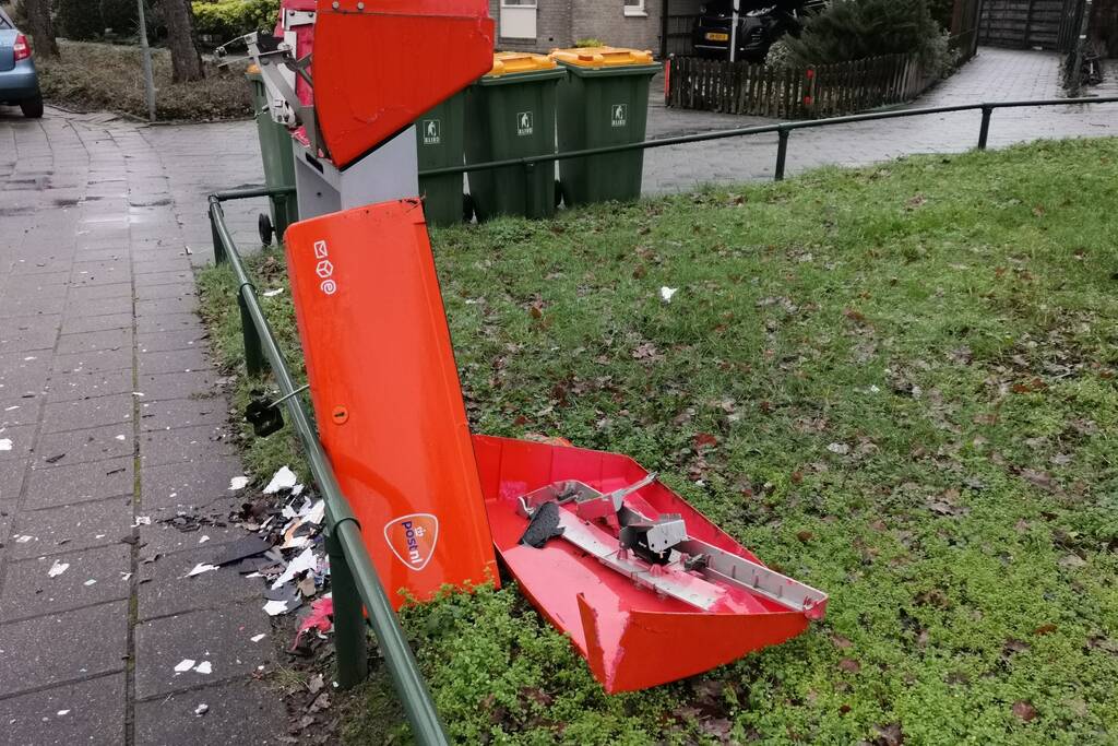 Brievenbus PostNL opgeblazen