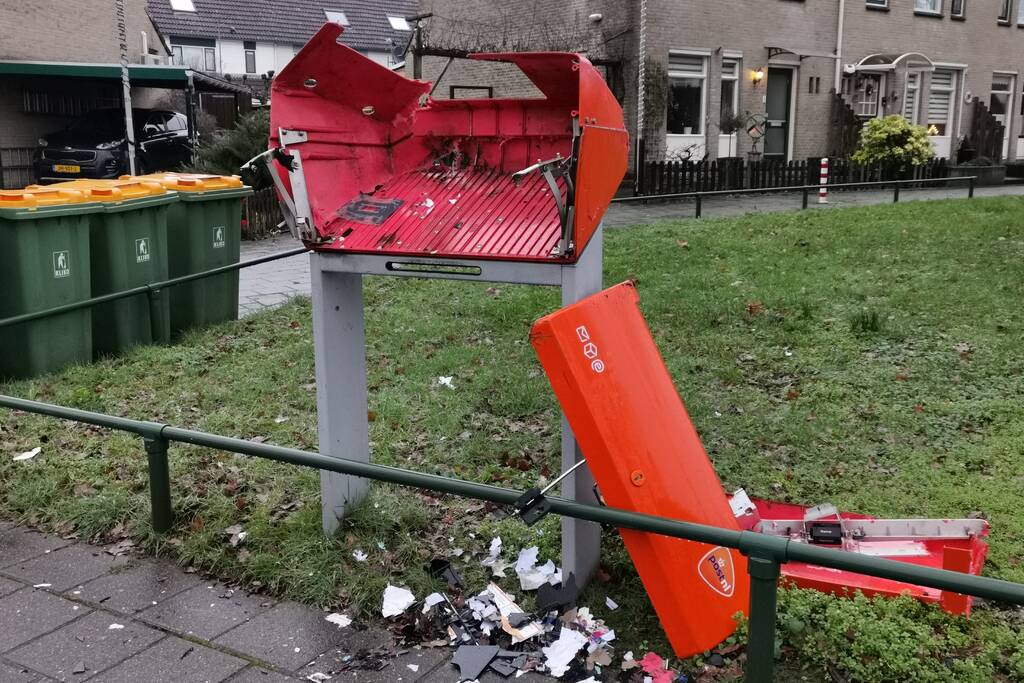 Brievenbus PostNL opgeblazen