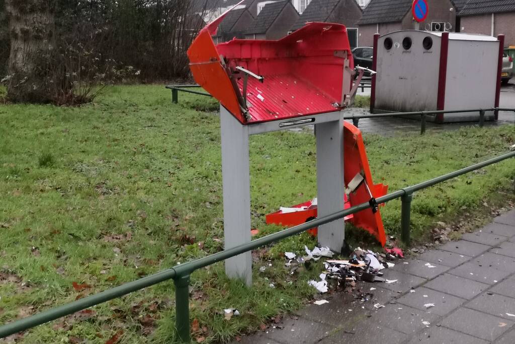 Brievenbus PostNL opgeblazen