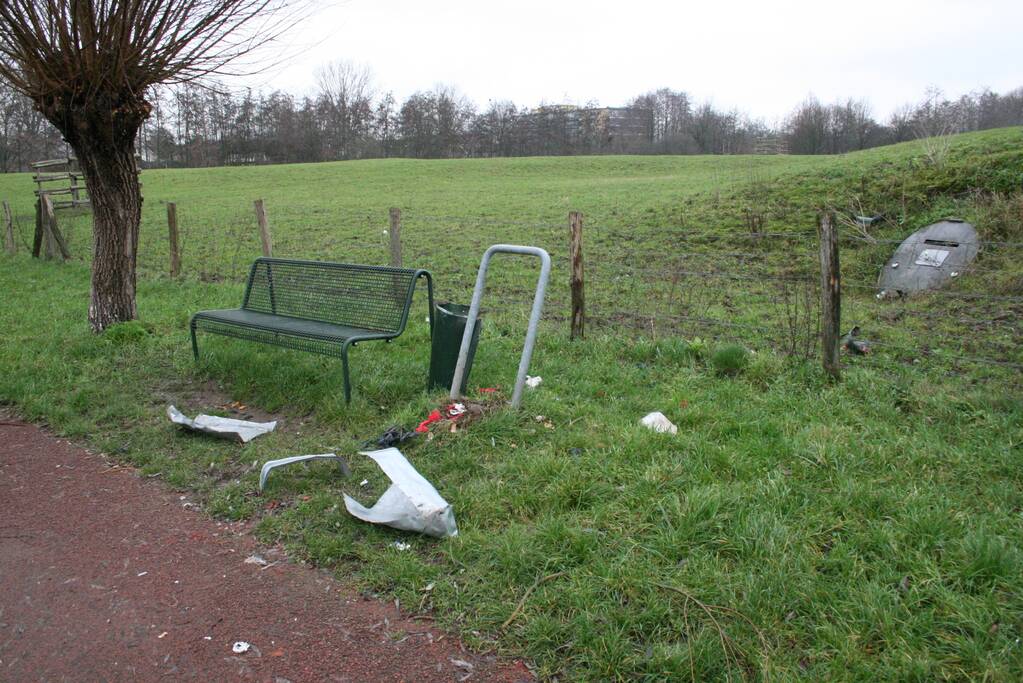 Prullenbak opgeblazen in Linge-Waalpark