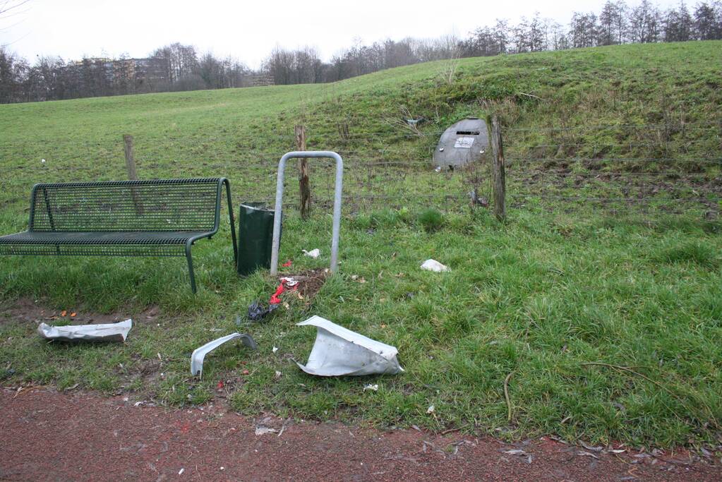 Prullenbak opgeblazen in Linge-Waalpark