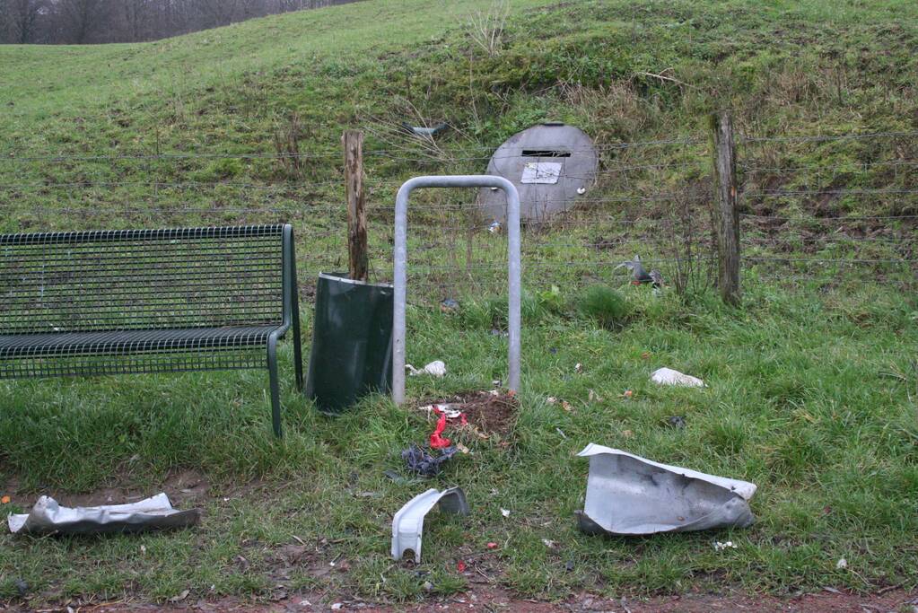 Prullenbak opgeblazen in Linge-Waalpark