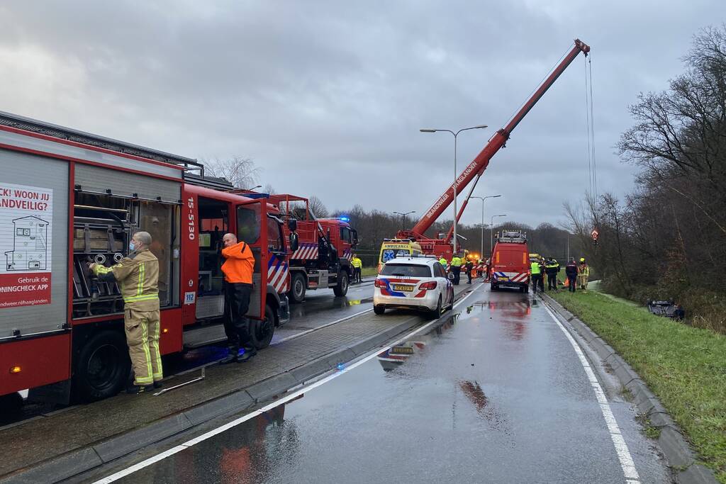 Auto raakt van de weg belandt op de kop in sloot