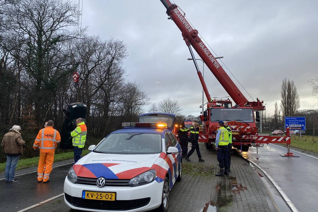 Auto raakt van de weg belandt op de kop in sloot