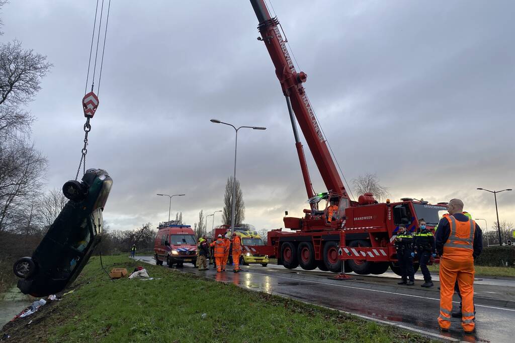 Auto raakt van de weg belandt op de kop in sloot