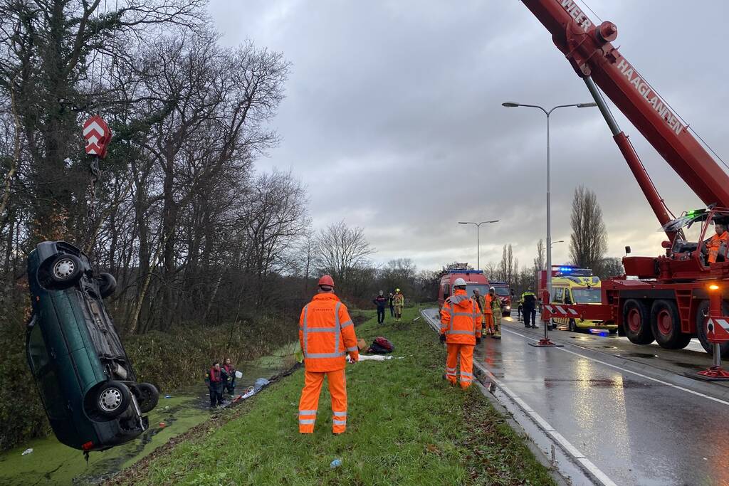 Auto raakt van de weg belandt op de kop in sloot