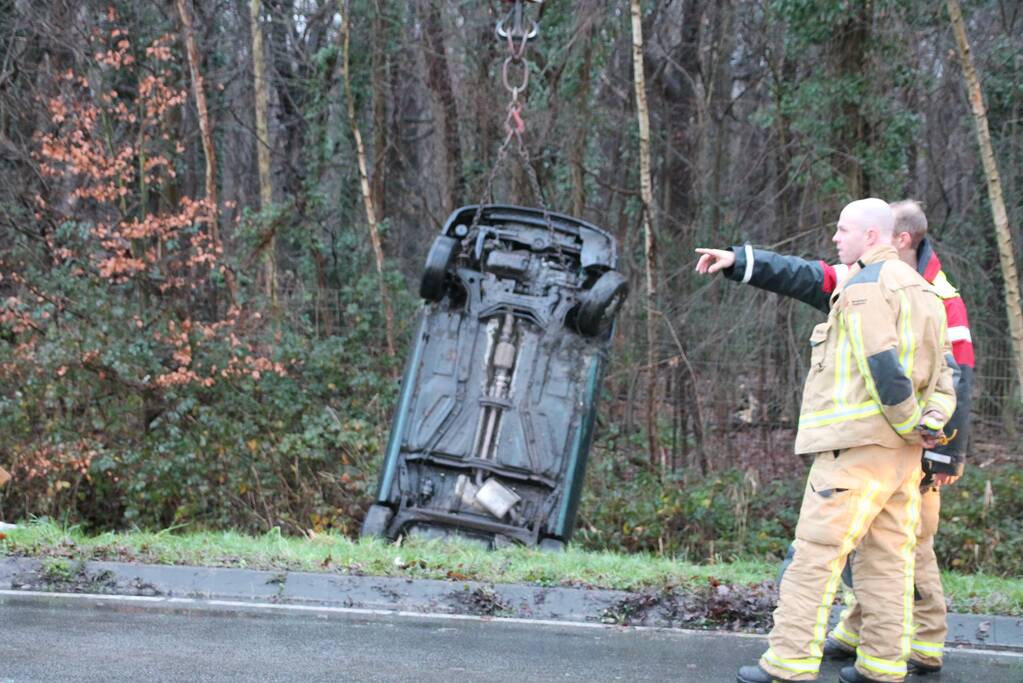 Auto raakt van de weg belandt op de kop in sloot