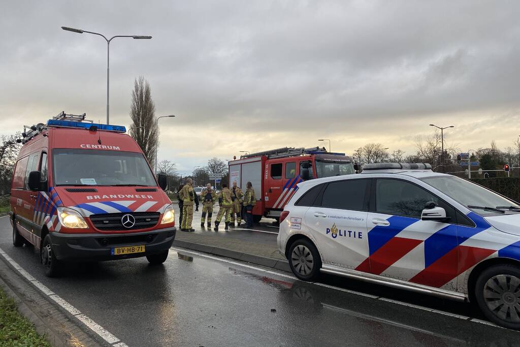 Auto raakt van de weg belandt op de kop in sloot