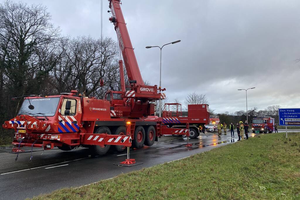 Auto raakt van de weg belandt op de kop in sloot