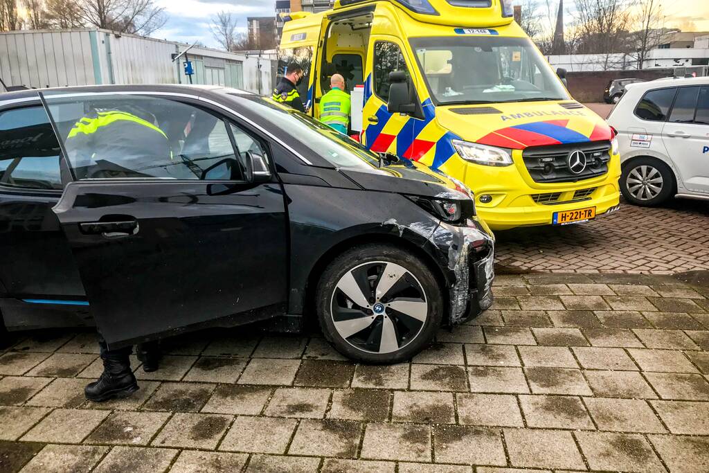 Automobilist rijdt muur omver