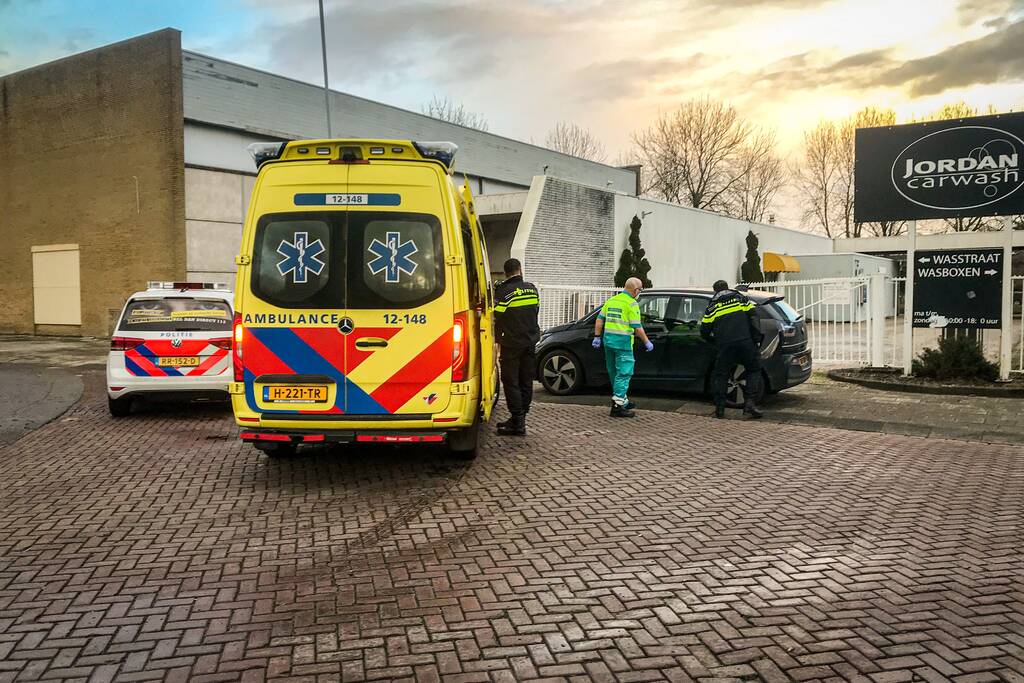 Automobilist rijdt muur omver