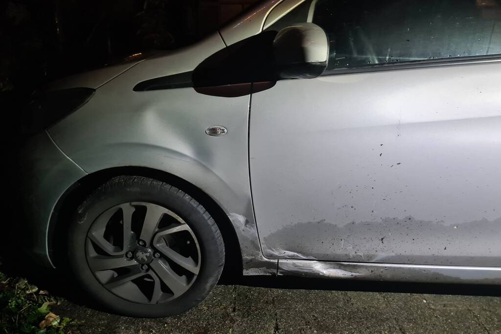 Botsing tussen auto en een bezorg scooter