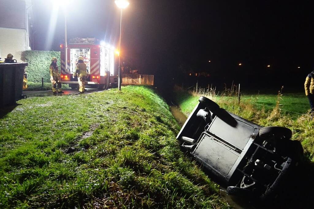 Auto op zijn kop in de sloot geëindigd
