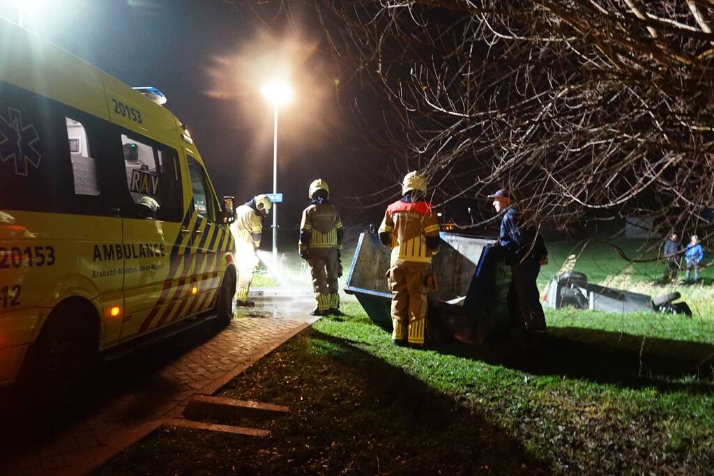 Auto op zijn kop in de sloot geëindigd