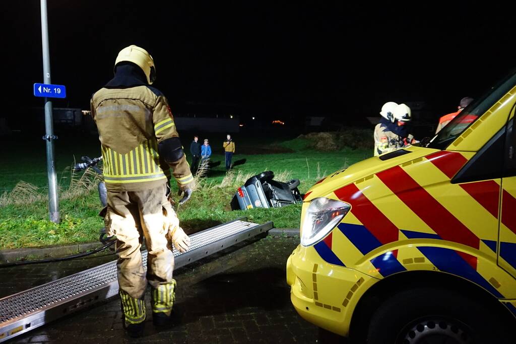 Auto op zijn kop in de sloot geëindigd