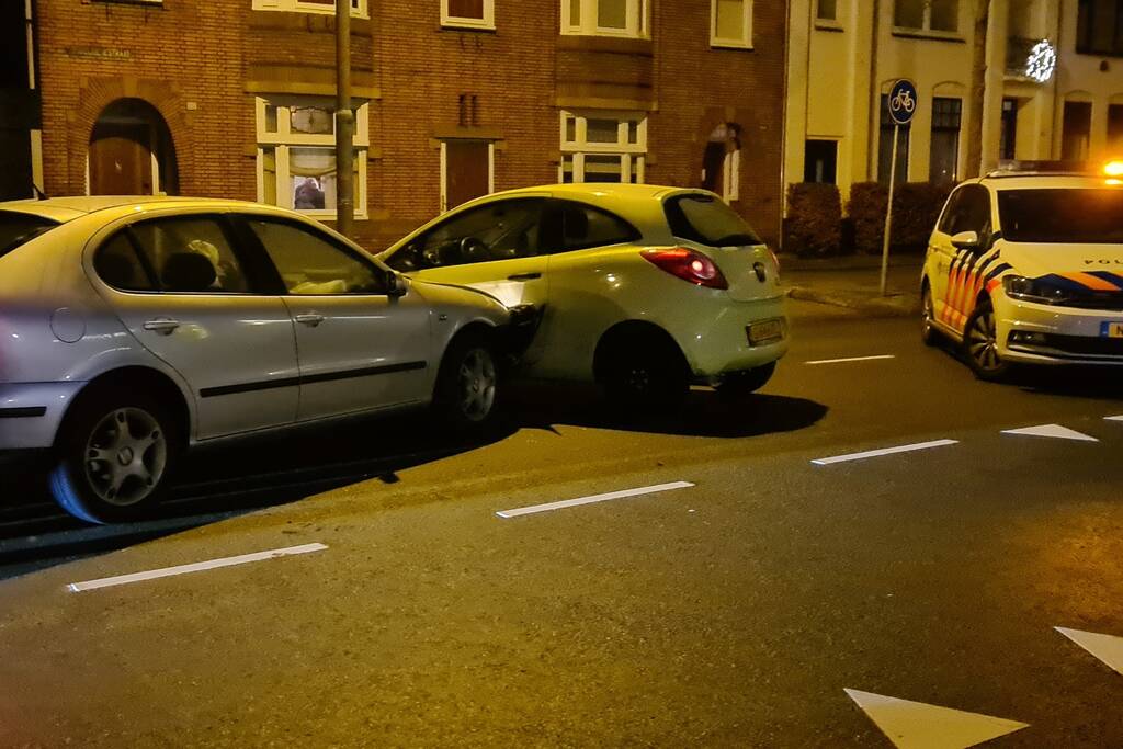 Schade na botsing tussen twee voertuigen