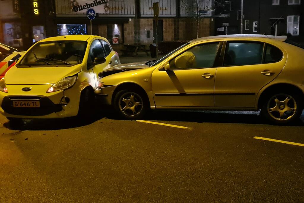 Schade na botsing tussen twee voertuigen