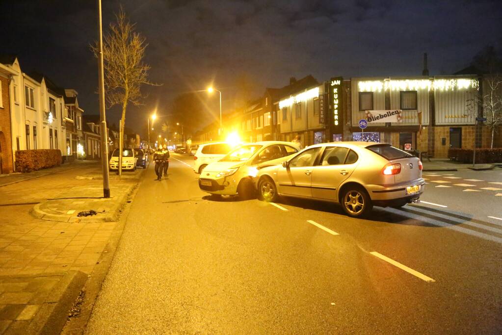 Schade na botsing tussen twee voertuigen