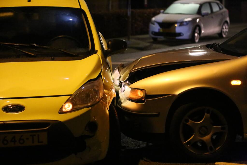 Schade na botsing tussen twee voertuigen
