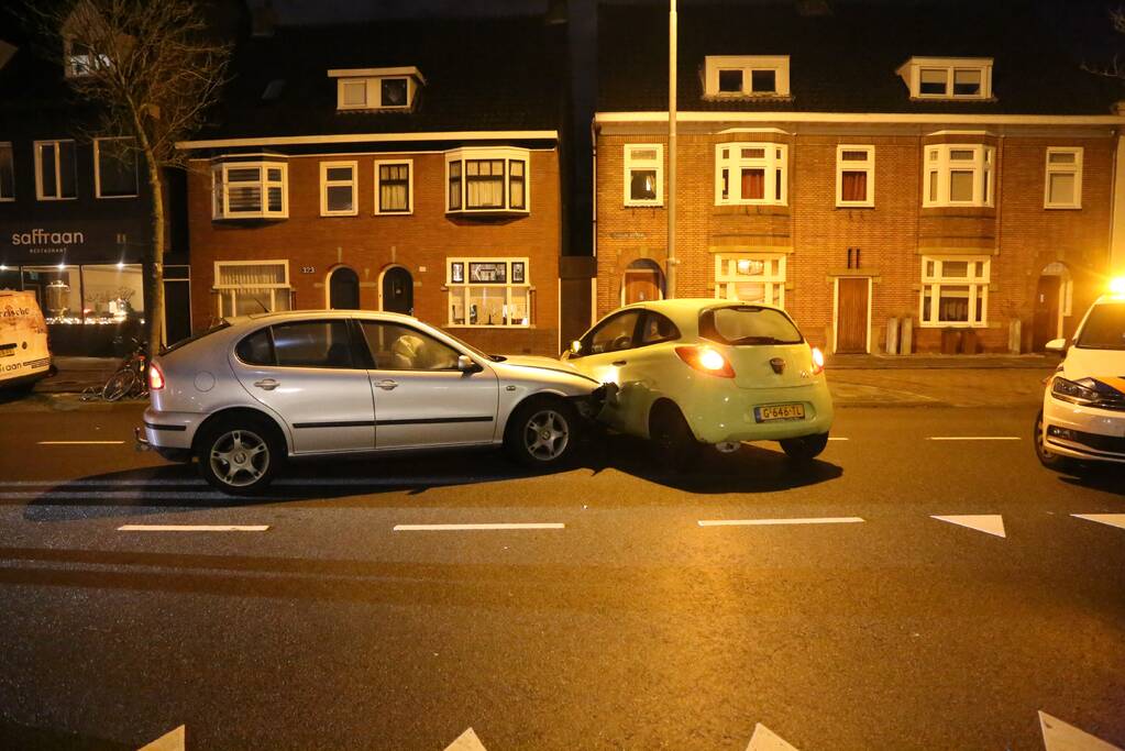 Schade na botsing tussen twee voertuigen