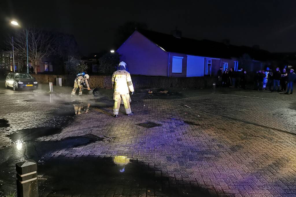 Buitenbrand op kruising, drukte op straat