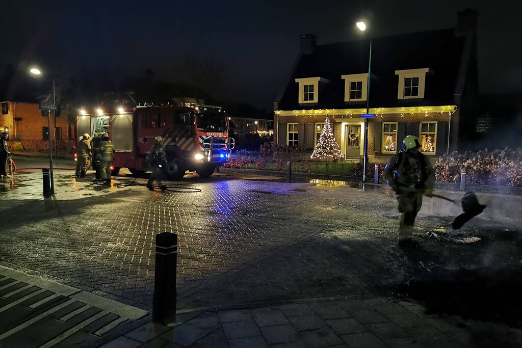 Buitenbrand op kruising, drukte op straat