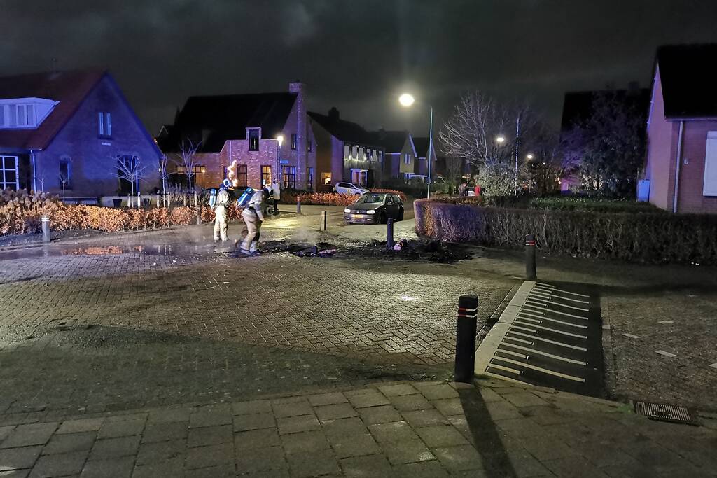 Buitenbrand op kruising, drukte op straat