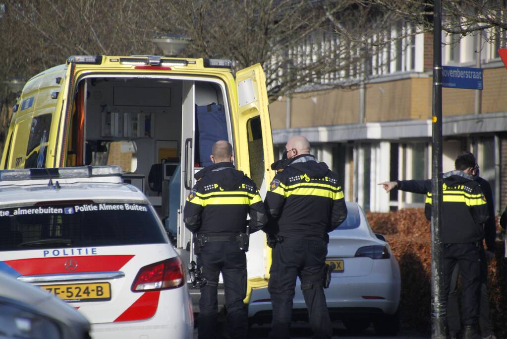 Jonge dame gaat hard onderuit met scooter