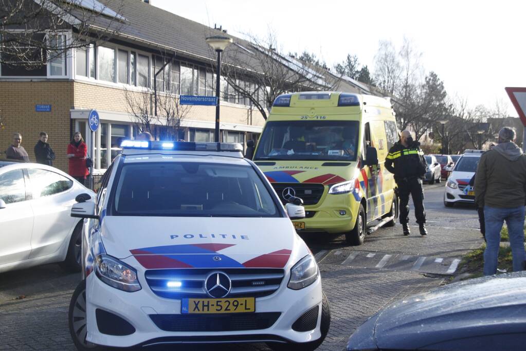 Jonge dame gaat hard onderuit met scooter