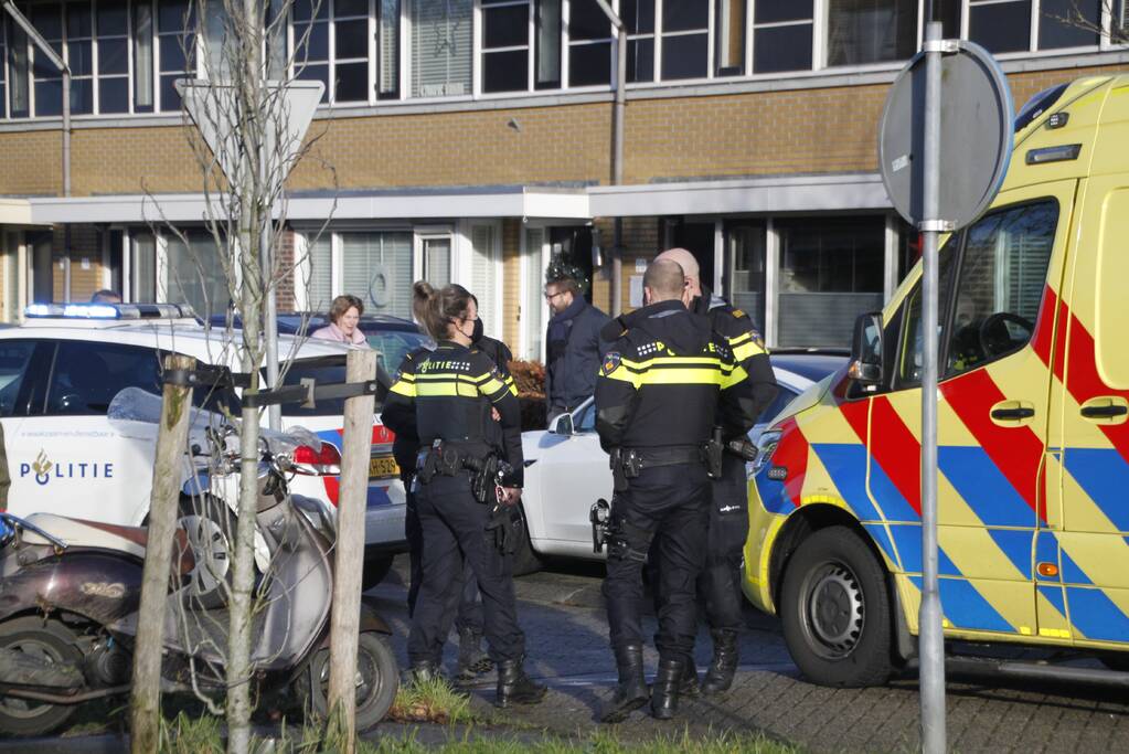 Jonge dame gaat hard onderuit met scooter