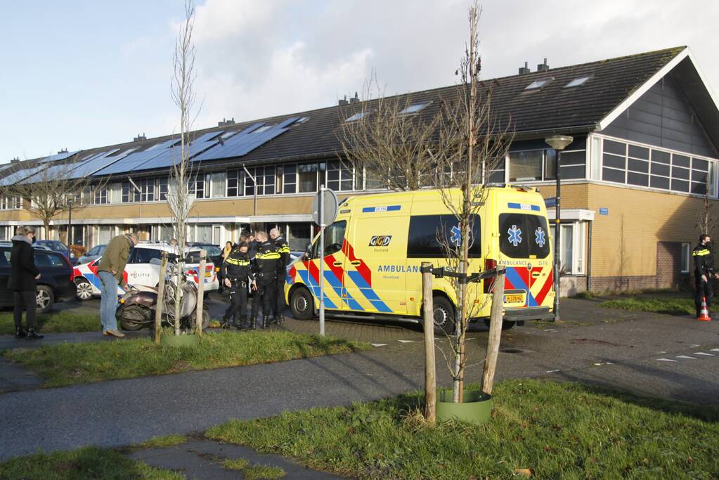 Jonge dame gaat hard onderuit met scooter