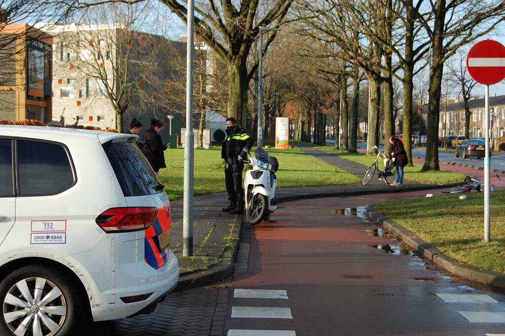 Fietser en scooterrijder raken gewond bij frontale botsing
