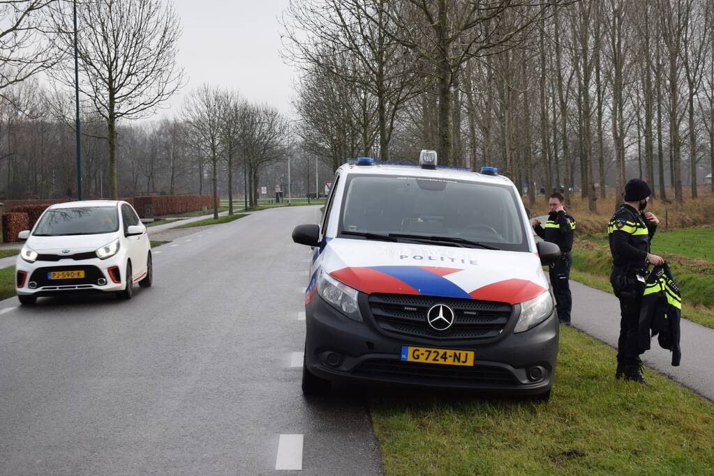 Jager schiet op auto van autobedrijf