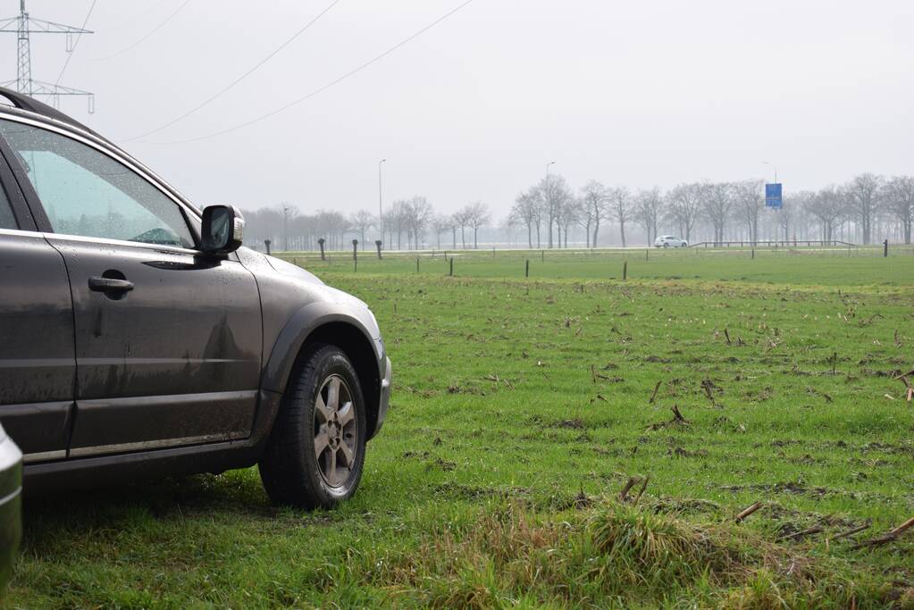 Jager schiet op auto van autobedrijf