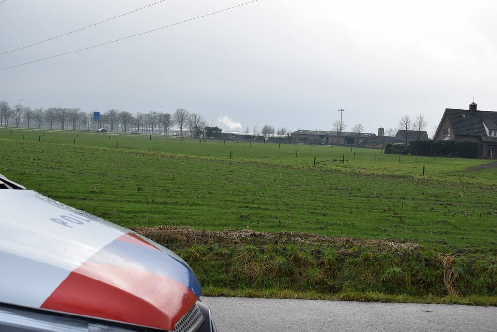 Jager schiet op auto van autobedrijf