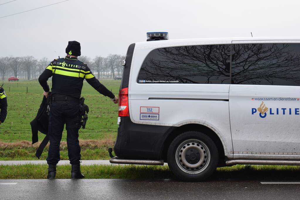 Jager schiet op auto van autobedrijf