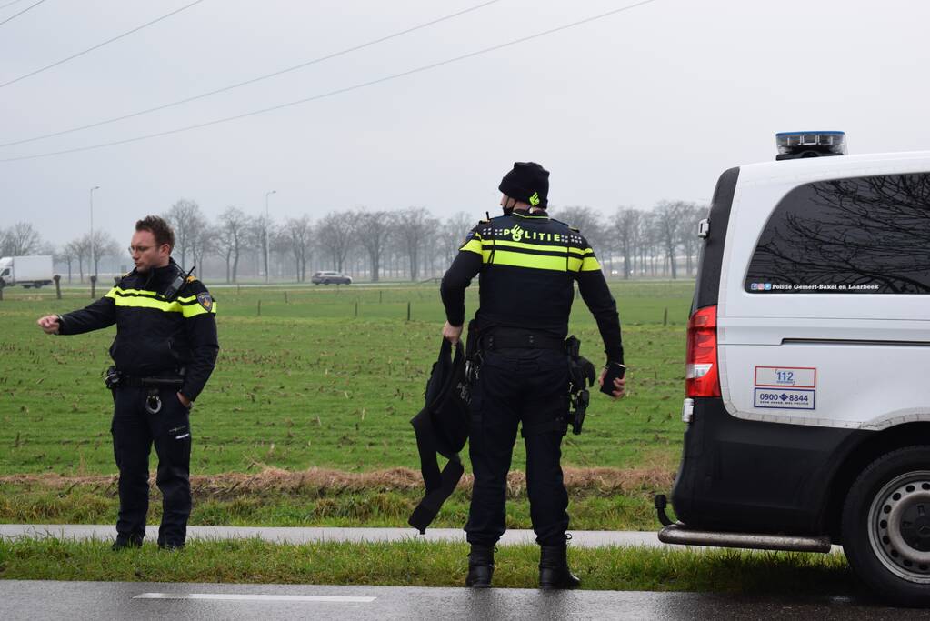 Jager schiet op auto van autobedrijf