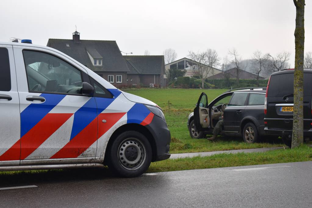 Jager schiet op auto van autobedrijf