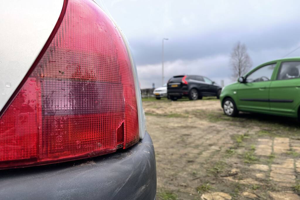 Jager schiet op auto van autobedrijf