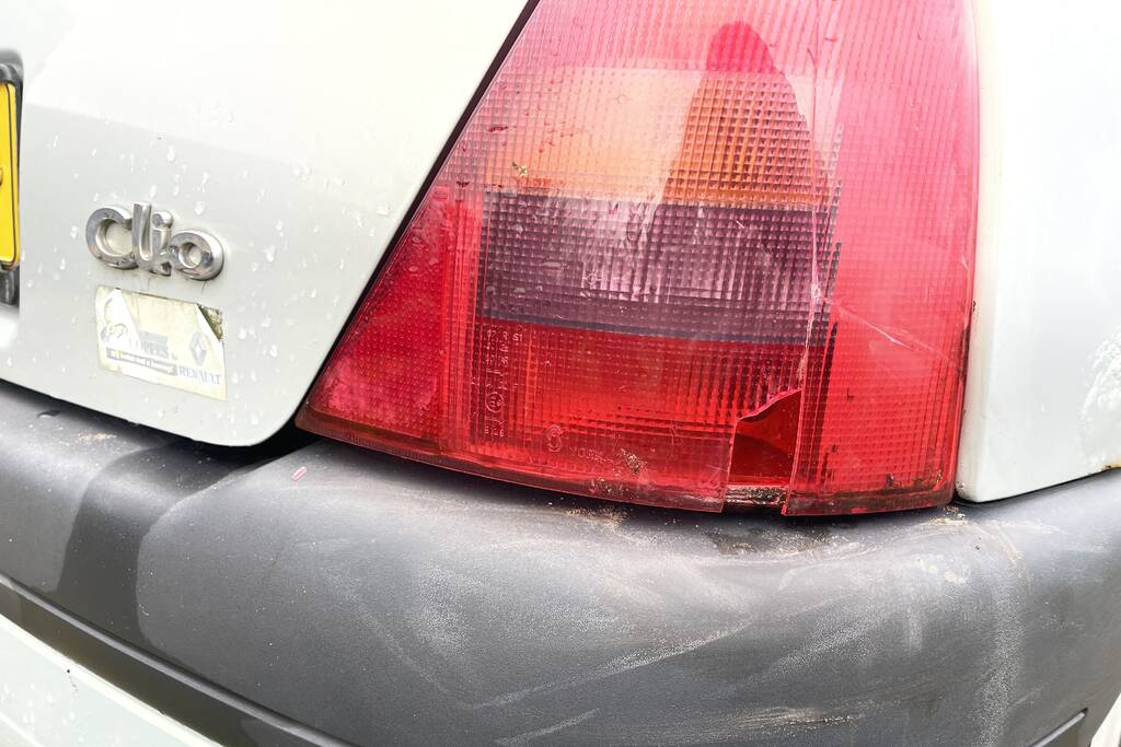 Jager schiet op auto van autobedrijf