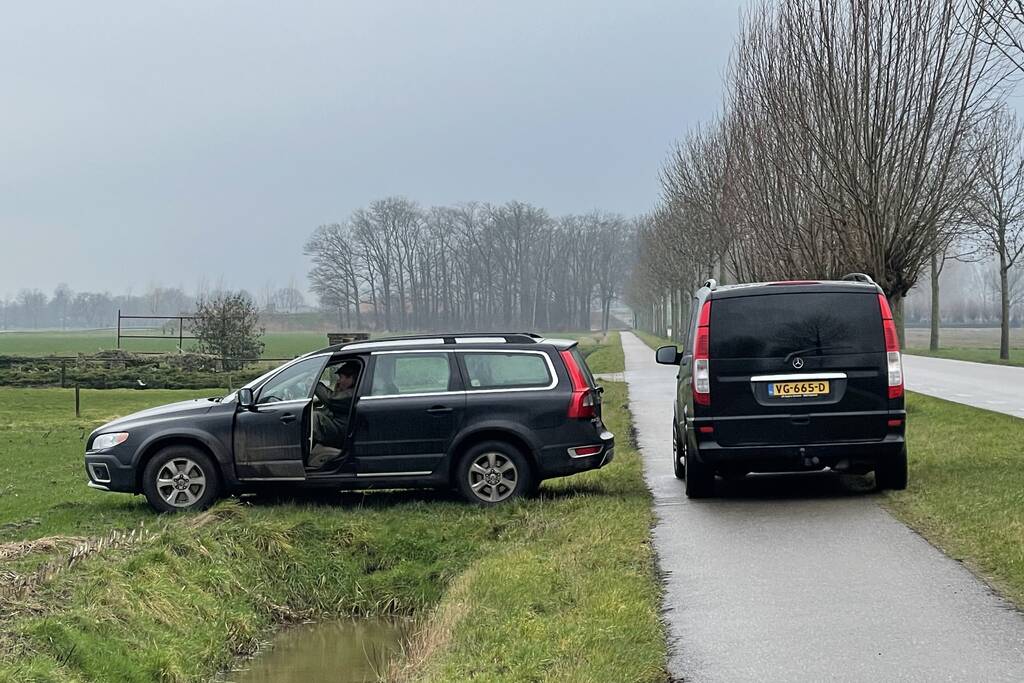 Jager schiet op auto van autobedrijf