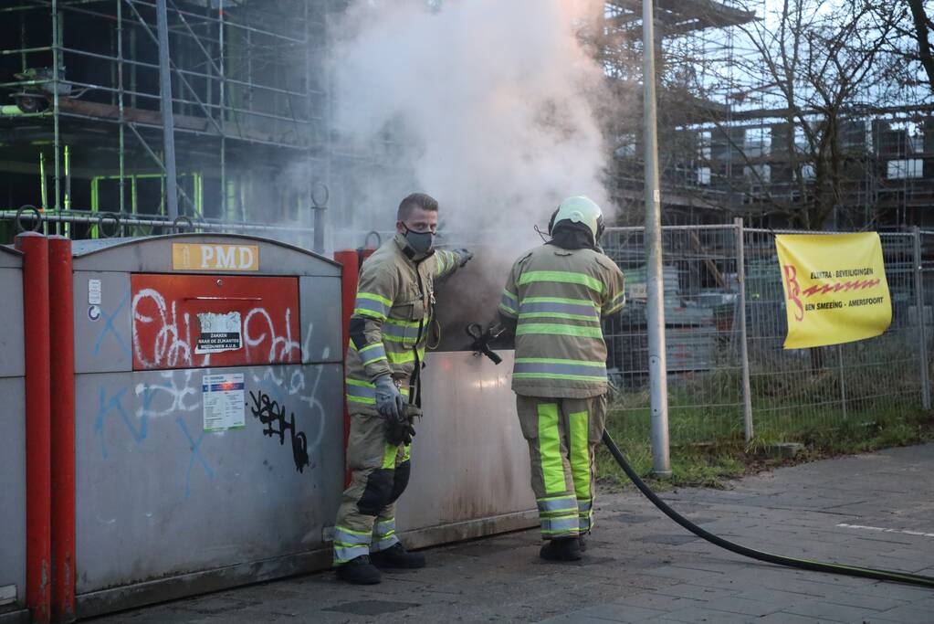 Brand in plastic container snel geblust