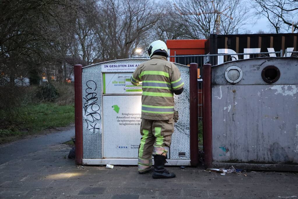 Brand in plastic container snel geblust